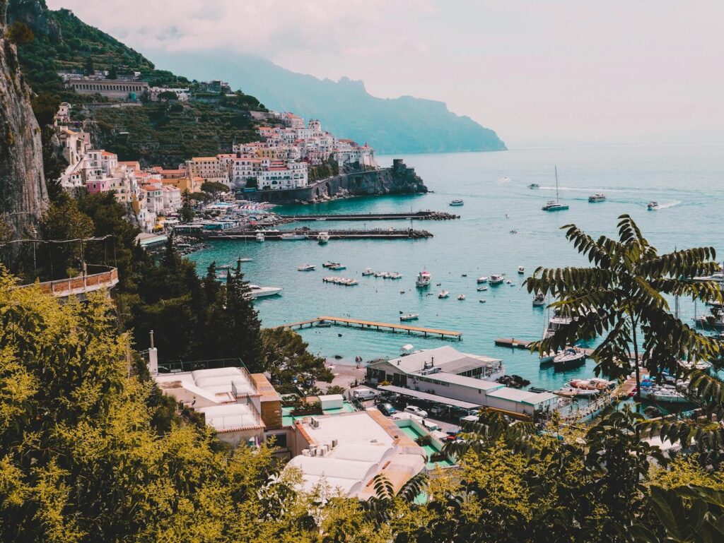 Smuk udsigt over havnen i Amalfi og kystlinjen, perfekt til rejseinspiration.