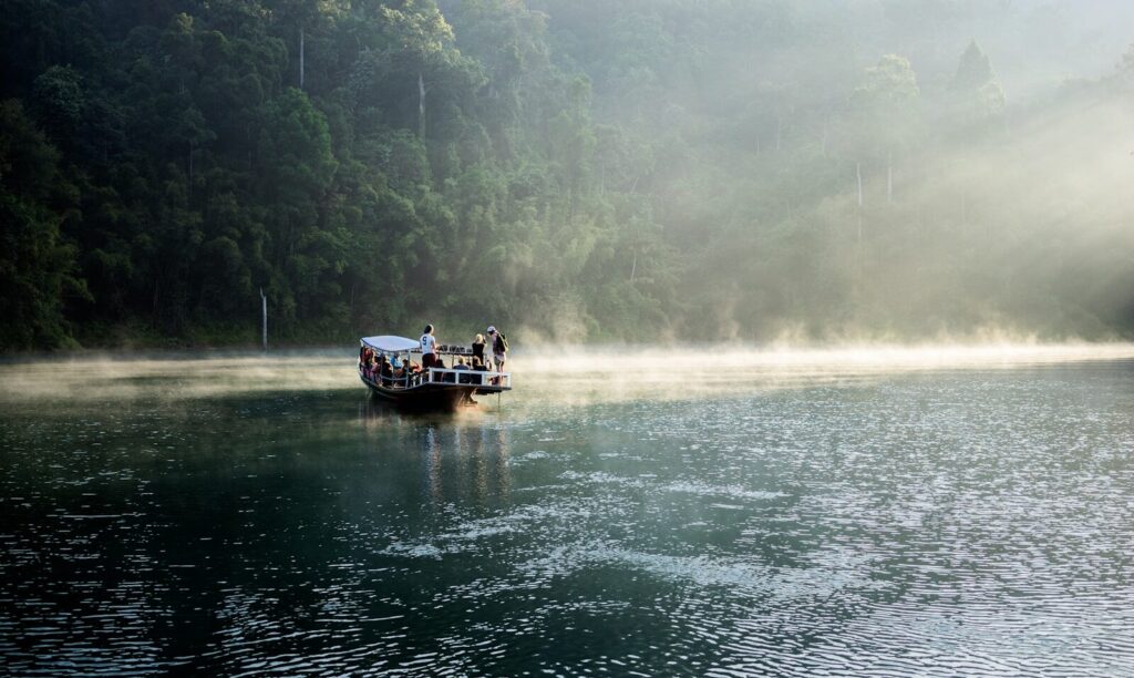 Personer sejler på en bad i Khao Sok National Park