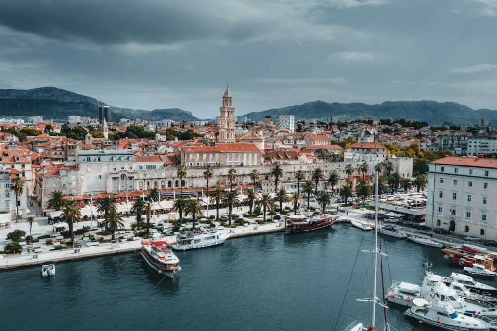 Smuk udsigt over havnen i Amalfi og kystlinjen, perfekt til rejseinspiration.