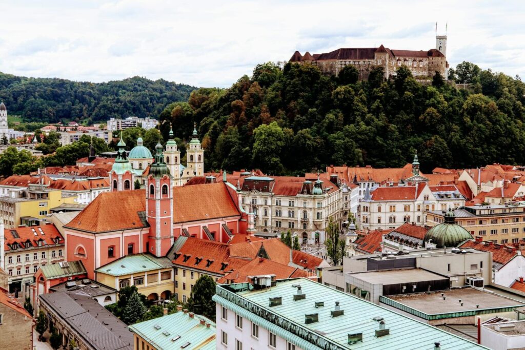 Udsigt over Ljubljanas gamle bydel, som er en perfekt destination til en solorejse i Europa.