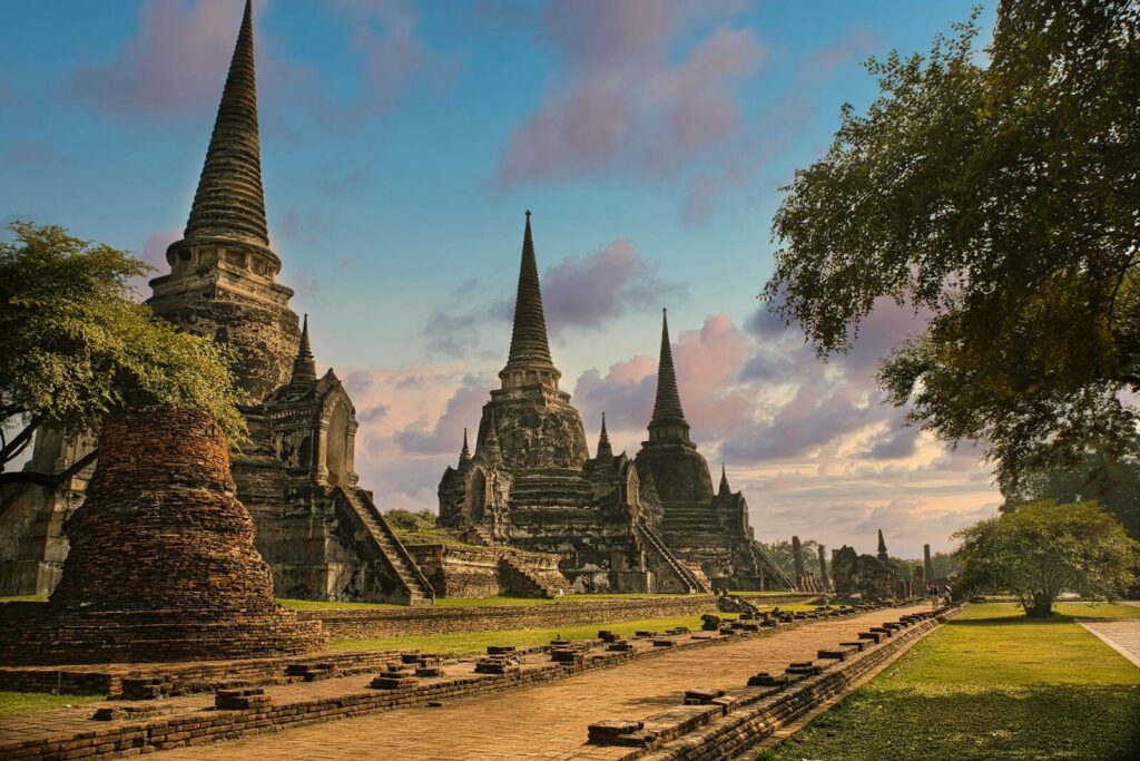Gamelt tempel ved solnedgang i Ayutthaya, Thailand