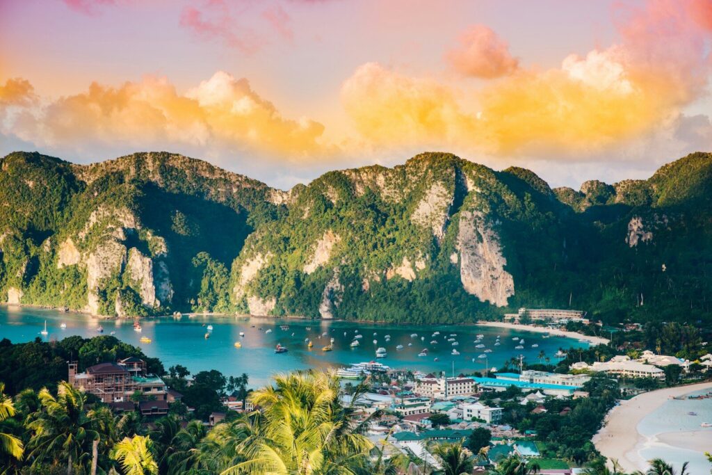 Udsyn ud over Phi Phi Island i thailand