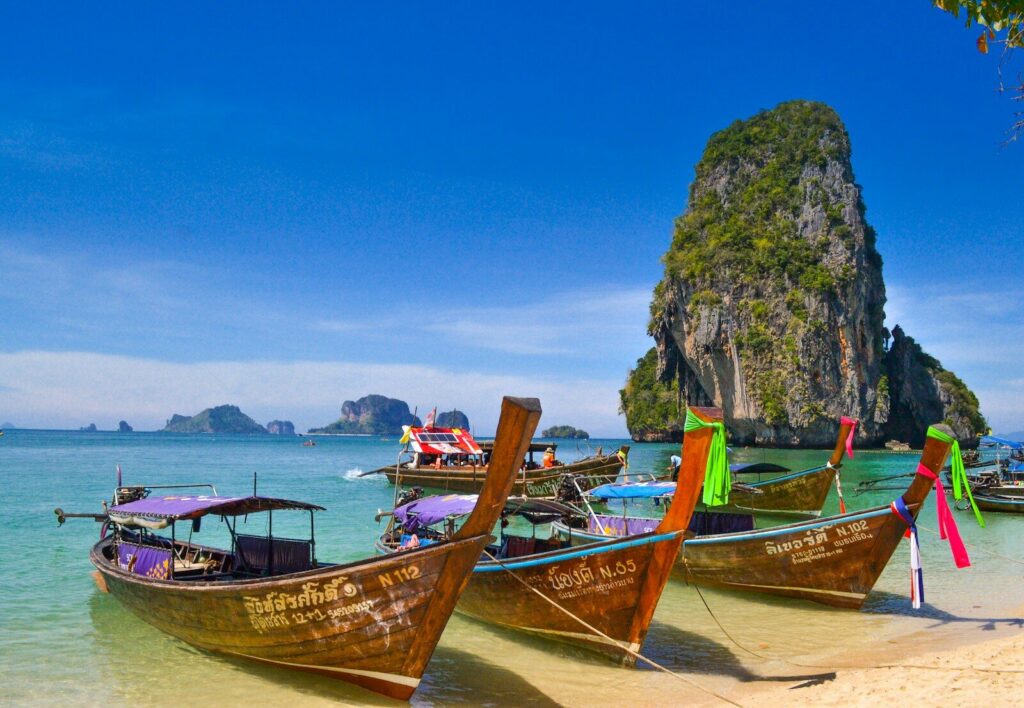 Træbåder det ligger til kaj ved stranen i Krabi, Thailand