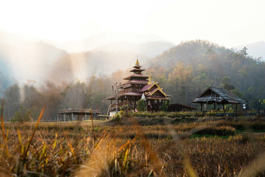 Mark med bygning i midten i Pai, thailand