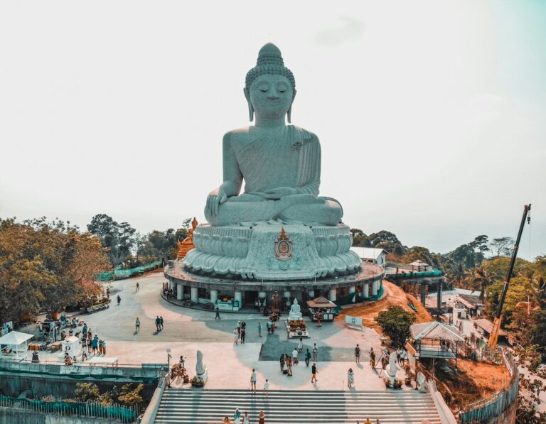 Går statue af Buddha, der er brugt til at vise et sted man kan besøge på solorejse i Thailand.