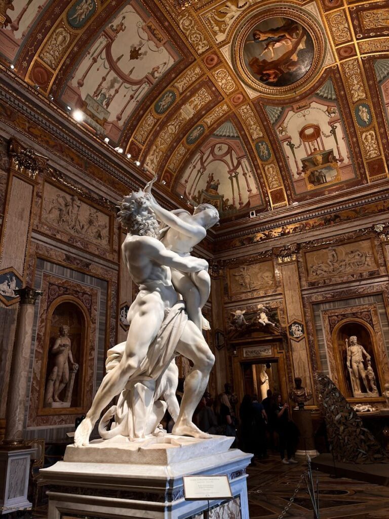 barokskulptur “Bortførelsen af Proserpina” inde i Roms Galleria Borghese.