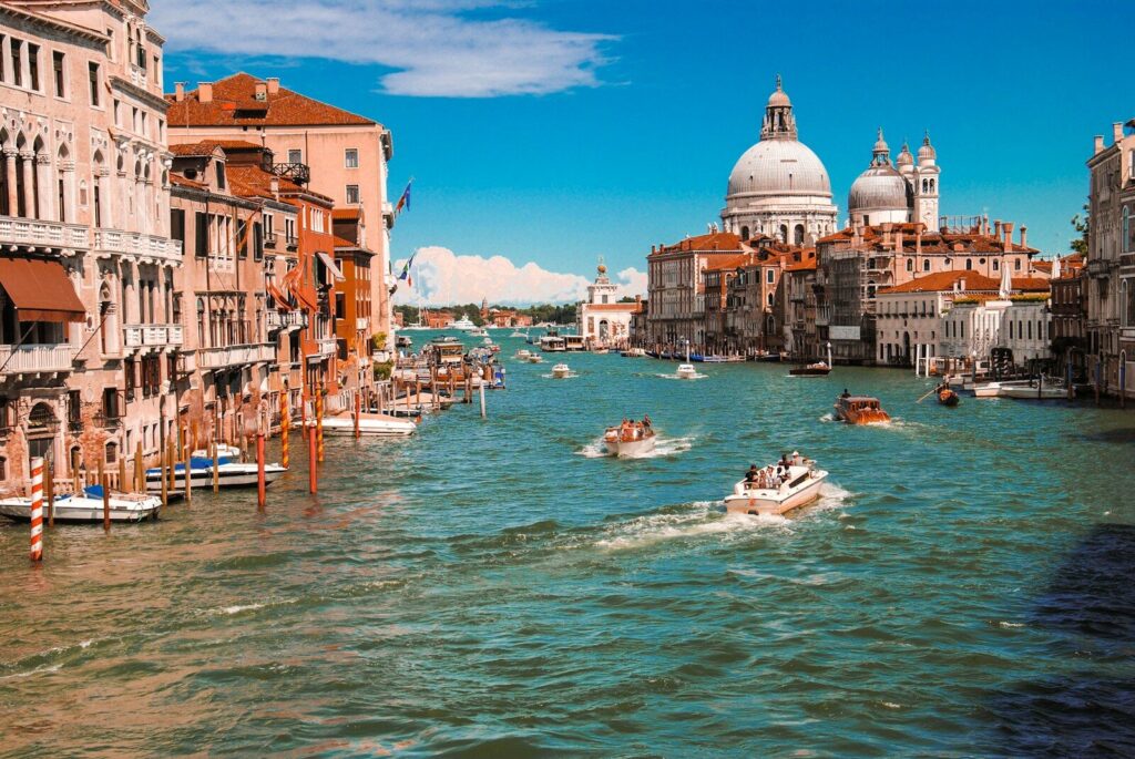 Venedig kanal med både om dagen, Italien