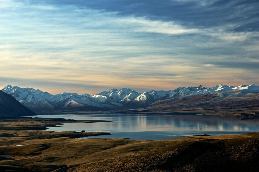 Lake Tekapo i New Zealand med bjerge i baggrunden