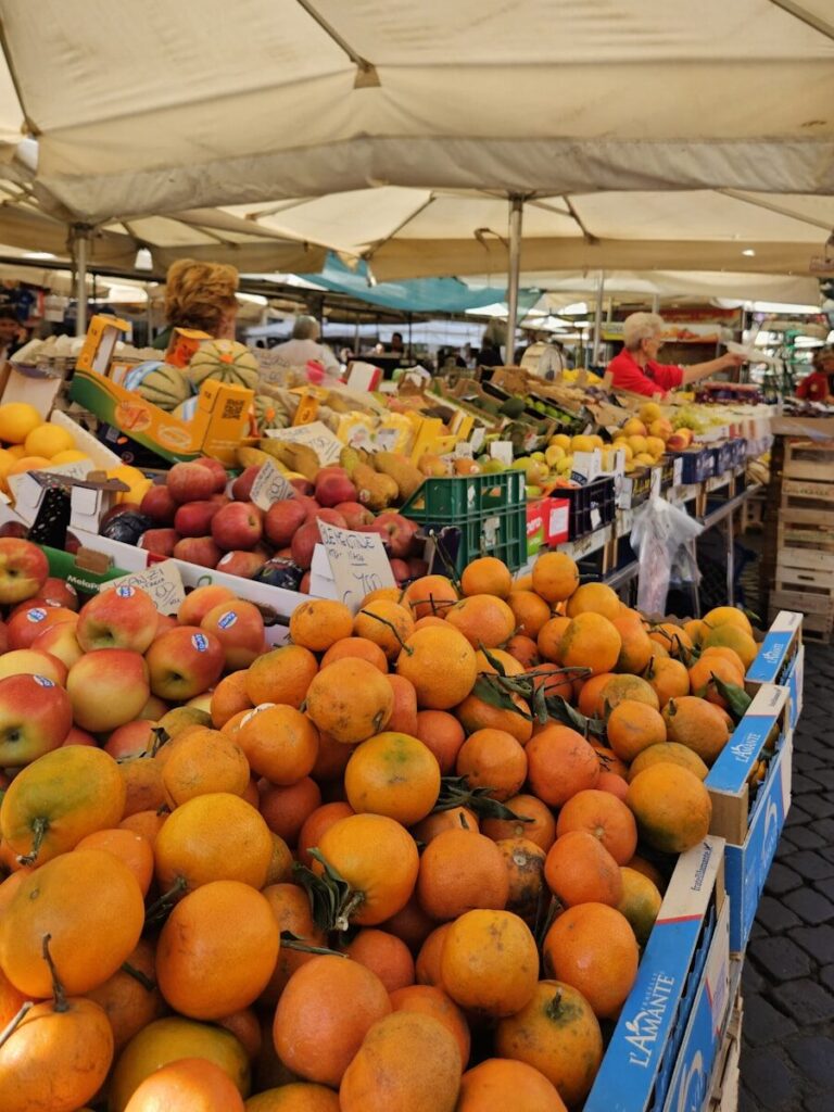 En frugtbod med appelsiner i Campo de’ Fiori, Rom