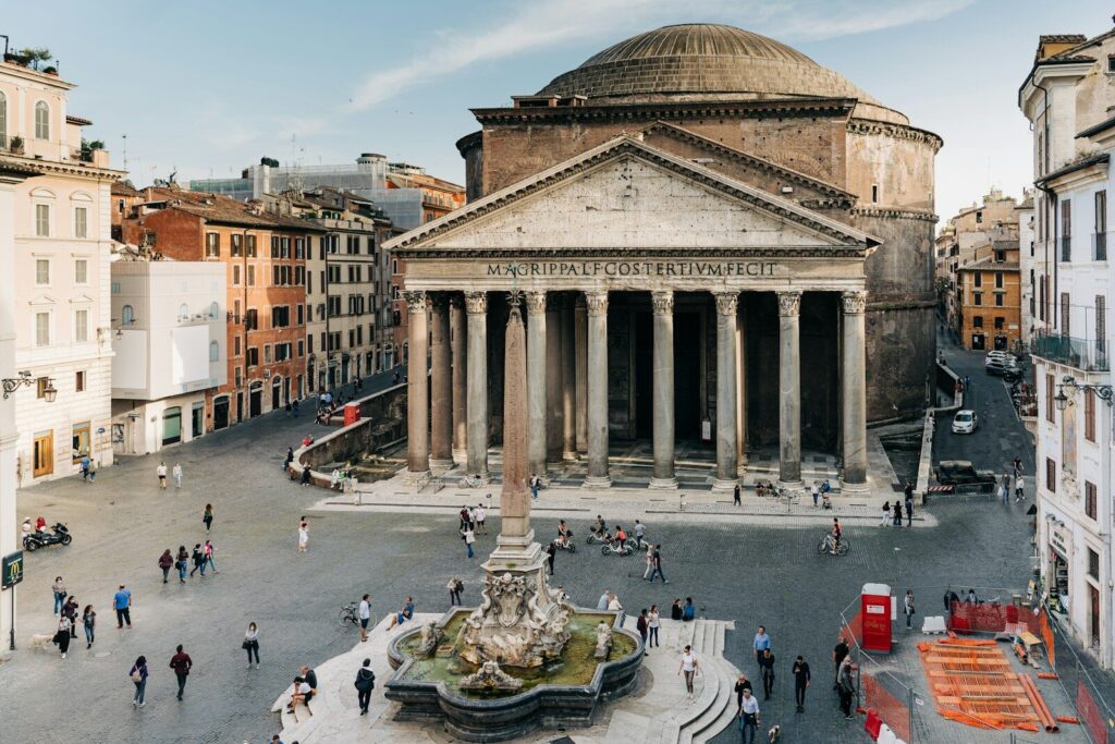Mennesker går foran Pantheon ved dagslys i Rom